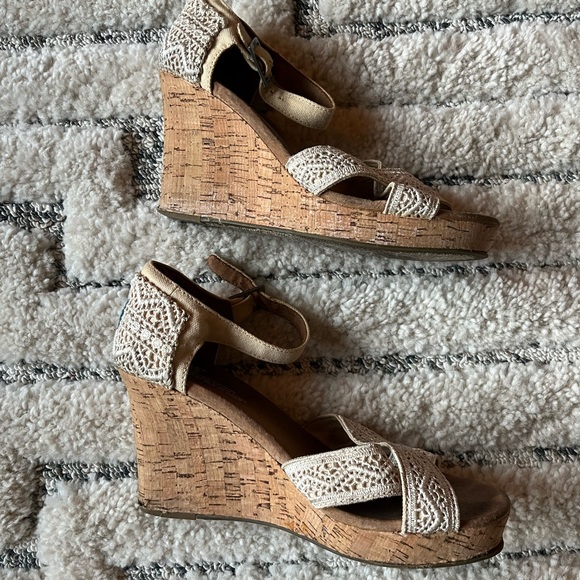 TOMS Wedges - Picture 1 of 3
